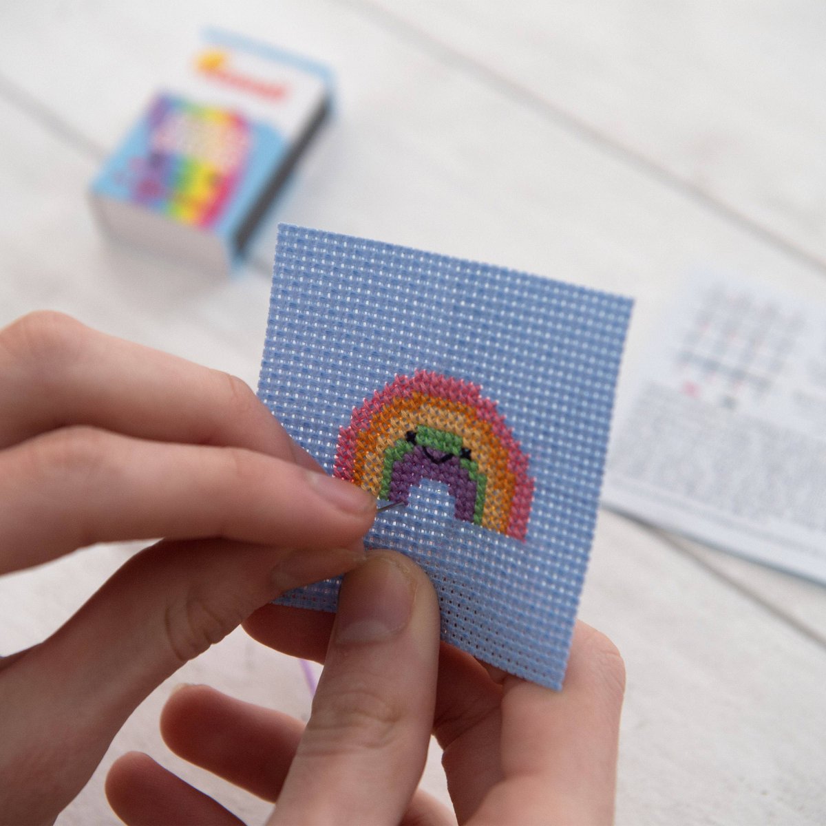 Kawaii Rainbow Arc Mini Cross Stitch Kit In A Matchbox - Bild 2